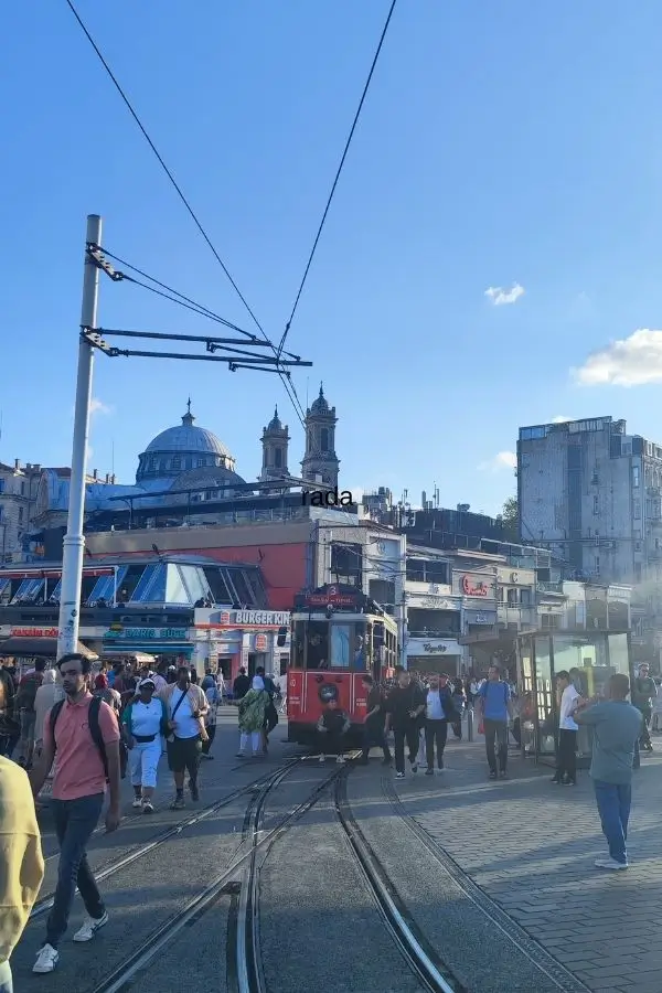 Stradă Istiklal si tramvaiul rosu din Piata Taksim