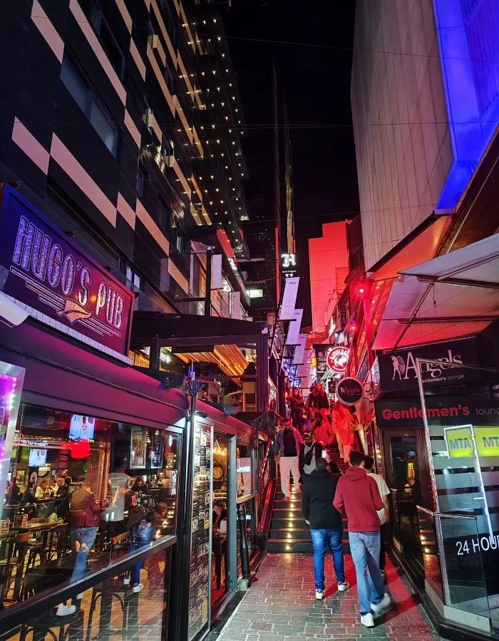 Strada Paceville din St. Julian's Malta, centrul vieții de noapte