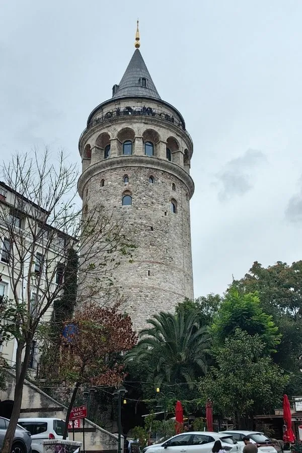 Stradă pietonală spre Turnul Galata Istanbul — cartierul Galata cu cafenele și magazine