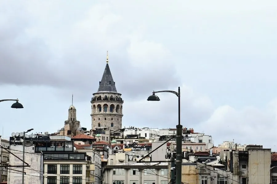 Navă de pasageri pe apele Bosforului din Istanbul cu Turnul Galata și orizontul istoric al orașului vizibil în fundal