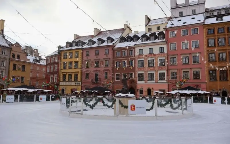 Centrul Vechi din Varșovia — Rynek Starego Miasta acoperit de zăpadă