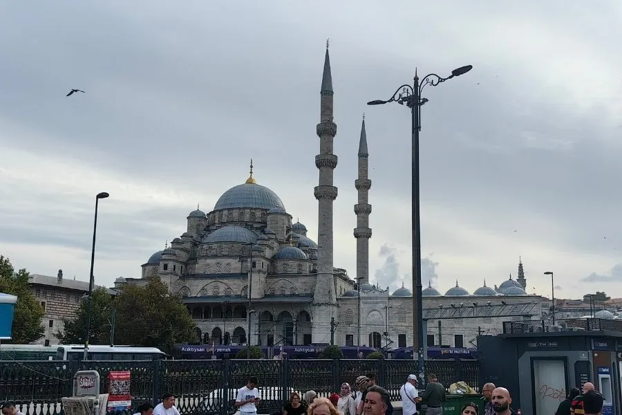 Moscheea Nouă (Yeni Camii) din Istanbul la malul Cornului de Aur în zona Eminönü — siluetă iconică a Istanbulului