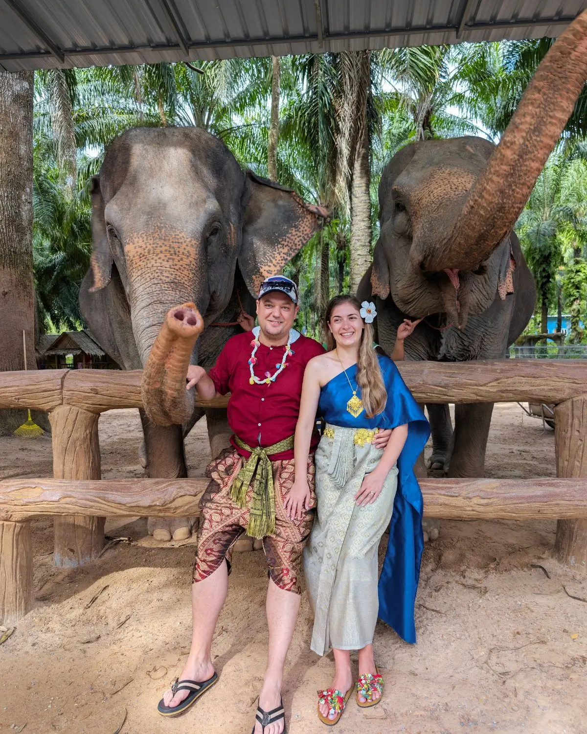 Asigurare de ălătorie - Bogdan si Claudia in costum traditional, la un adapost de elefanti, Thailanda, 2025