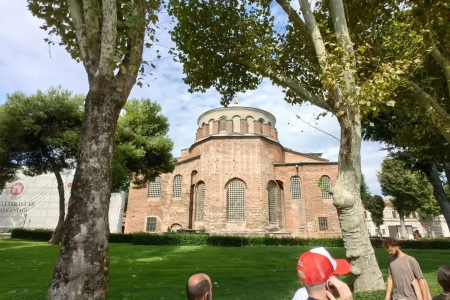 Hagia Irene sau Aya Irini din Istanbul Turcia surprinsa in curtea exterioara a Palatului Topkapi