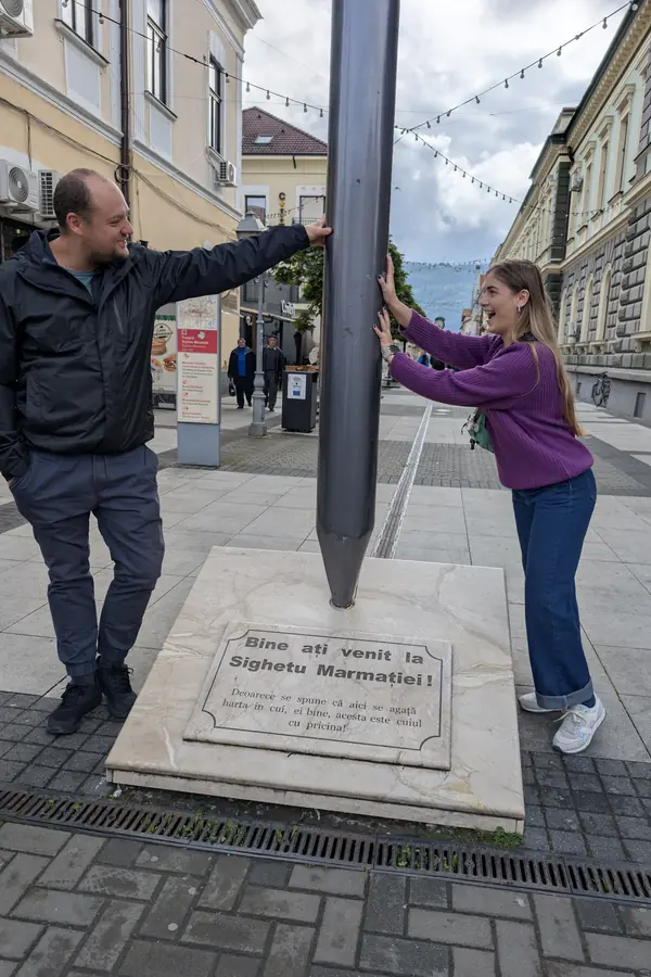 Bogdan și Claudia la Cuiul de la Sighetu Marmației