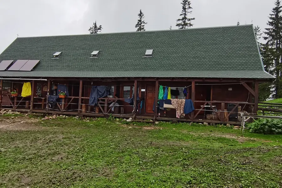 Aprinderea focului în godina cabanei Piatra Singuratică — seară de toamnă la munte, județul Harghita