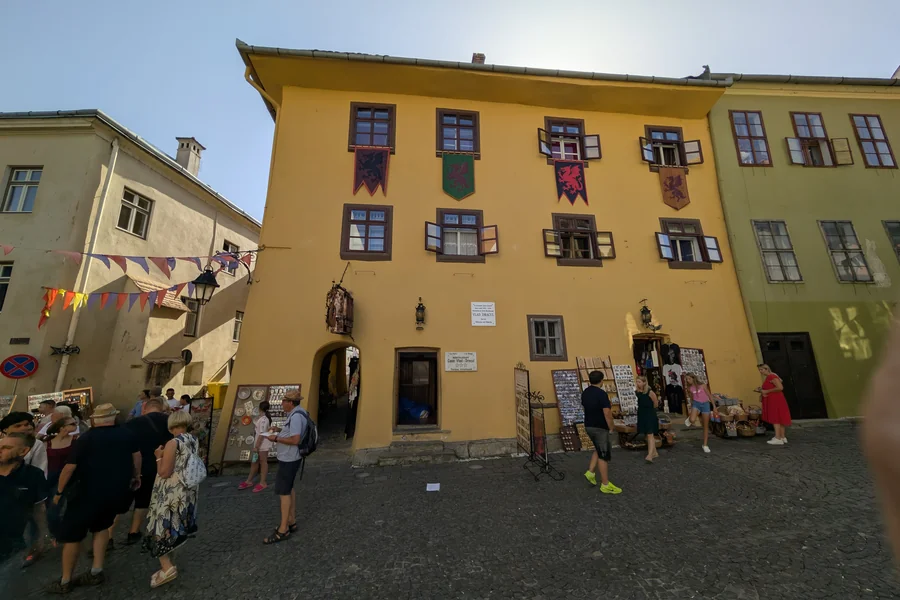 Fațada Casei Vlad Dracul din Sighișoara cu dragonul din fier forjat la intrare — clădire istorică din cetate, locul unde a locuit Vlad Dracul, tatăl lui Vlad Țepeș, astăzi restaurant medieval