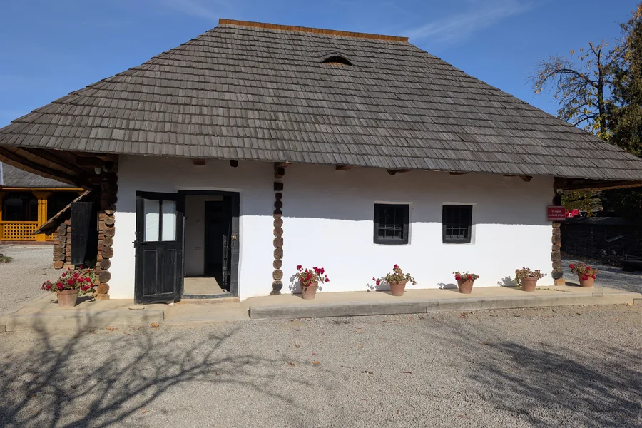 Casa Memorială Ion Creangă din Humulești
cu acoperiș de șindrilă și prispă — locul
natal al marelui scriitor român, județul Neamț