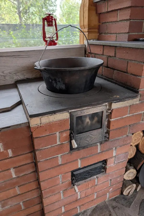 Ceaunul pe sobă gata de pregătit gulașul la pensiunea La Bunici, Vișeu de Sus, Maramureș