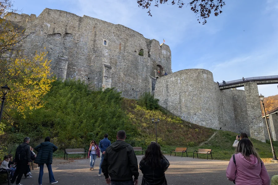 Panoramă spre Cetatea Neamț — cetate medievală din sec. XIV ridicată de Ștefan cel Mare, simbol al rezistenței Moldovei