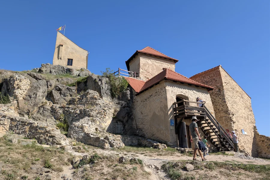 Cetatea Rupea pe stânca bazaltică — cetate săsească medievală restaurată exemplar la 40 km de Sighișoara, ideală pentru un day-trip în Transilvania