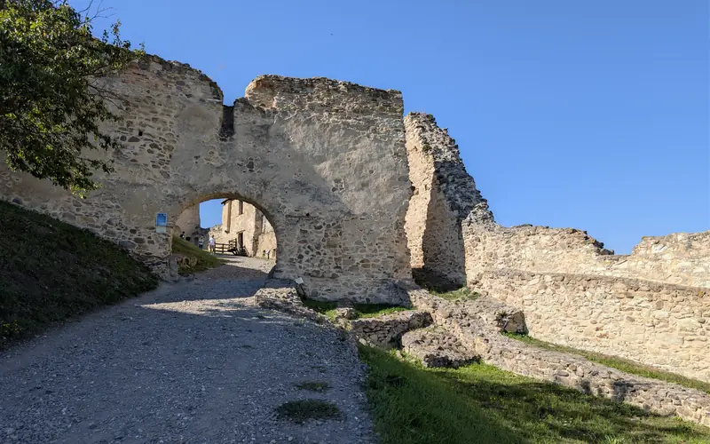 Cetatea Rupea din Transilvania — fortăreață medievală restaurată