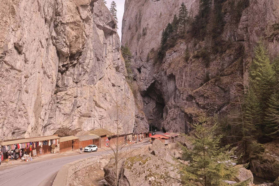 Atractii turistice neamt - Cheile Bicazului cu pereții de stâncă de
300 de metri — cel mai spectaculos defileu din
România, județul Neamț