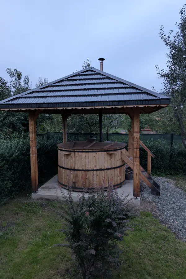 Ciubăr din lemn cu foișor la pensiunea La Bunici, Vișeu de Sus, Maramureș