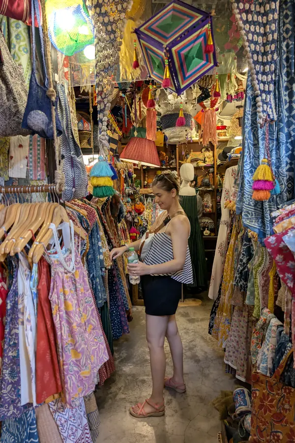 Claudia cautand rochii la Chatuchak Weekend Market, Bangkok