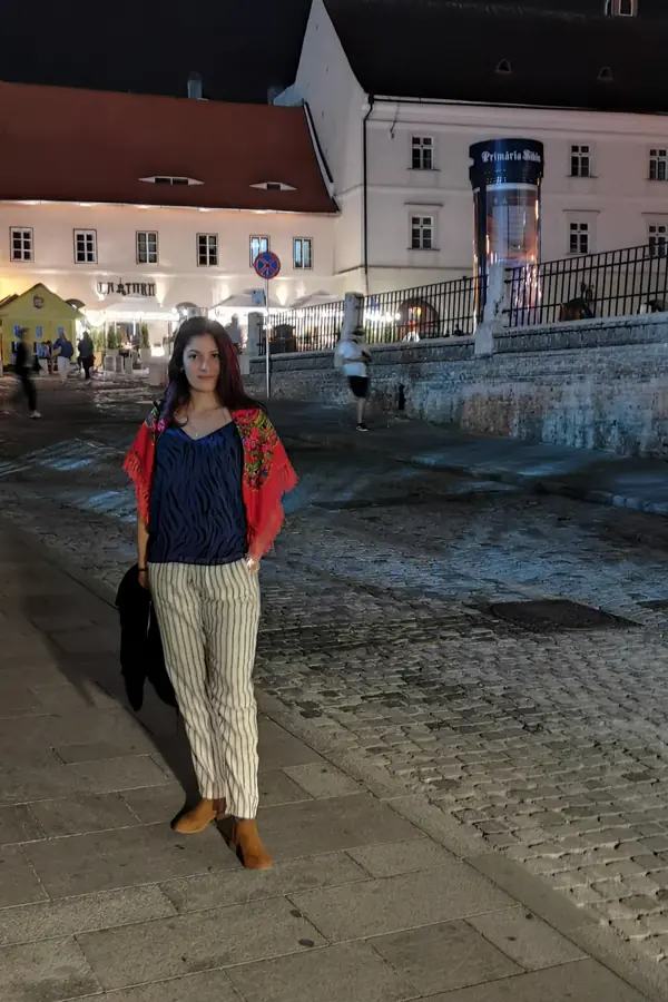 Terasă în Piața Mare din Sibiu — atmosferă boemă de vară în centrul vechi