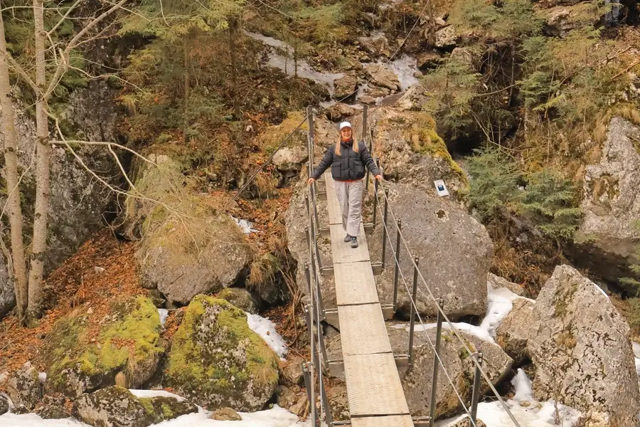 Femeie la Podusl Suspendat din Cheile Bicazului, România