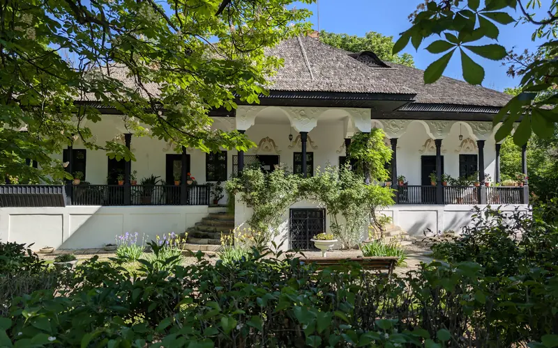 Descoperă România– Ghiduri de călătorie și experiențe 26 Conacul Bellu din Urlați — casă memorială din Muntenia