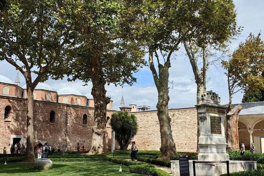 Curtea interioara a Palatului Topkapi din Istanbul Turcia