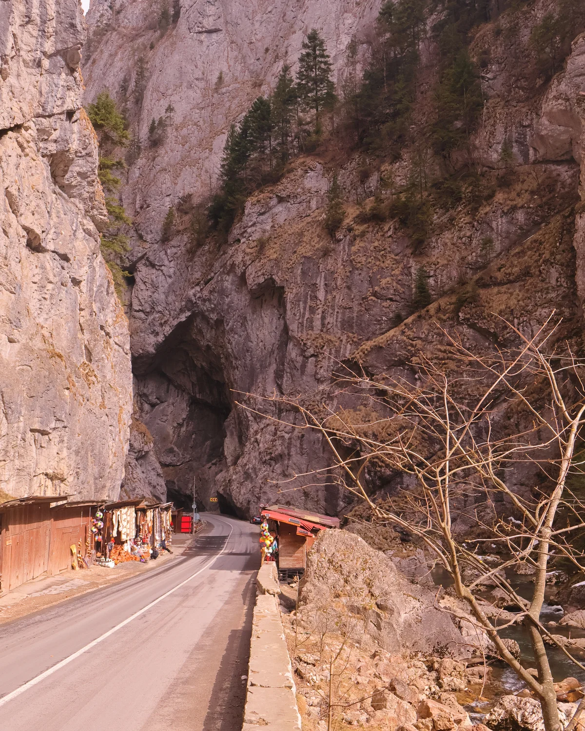 Cheile Bicazului — defileu spectaculos cu pereți de stâncă de 300 metri, județul Neamț, România