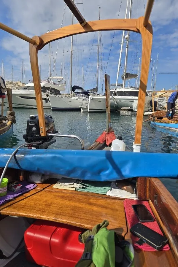 Fotografie de pe barcă tradițională dghajsa în Marele Port