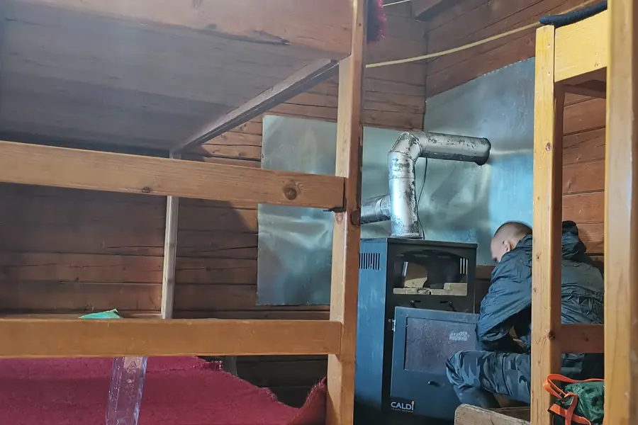 Interior cabana Piatra Sînguratică din Cheile Bicazului