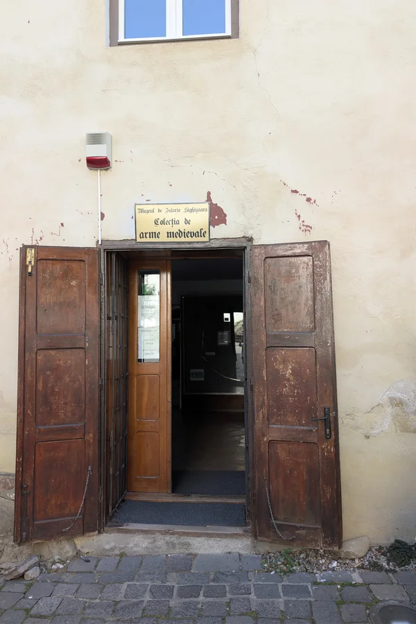 Intrare în secția de arme medievale din Sighișoara