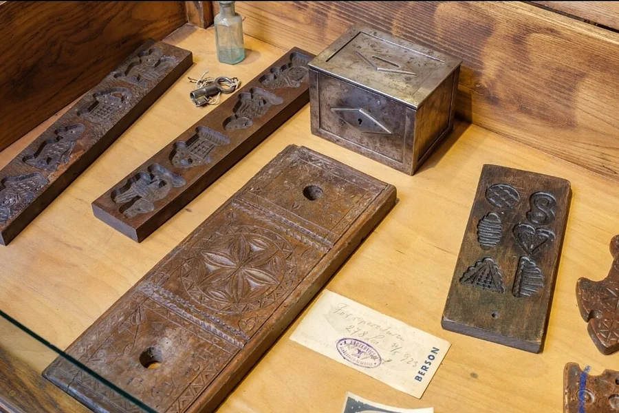 Interior Casa Breslelor din Sighișoara cu unelte meșteșugărești medievale originale ale breslelor săsești — muzeu interactiv care explică viața de zi cu zi din cetatea medievală