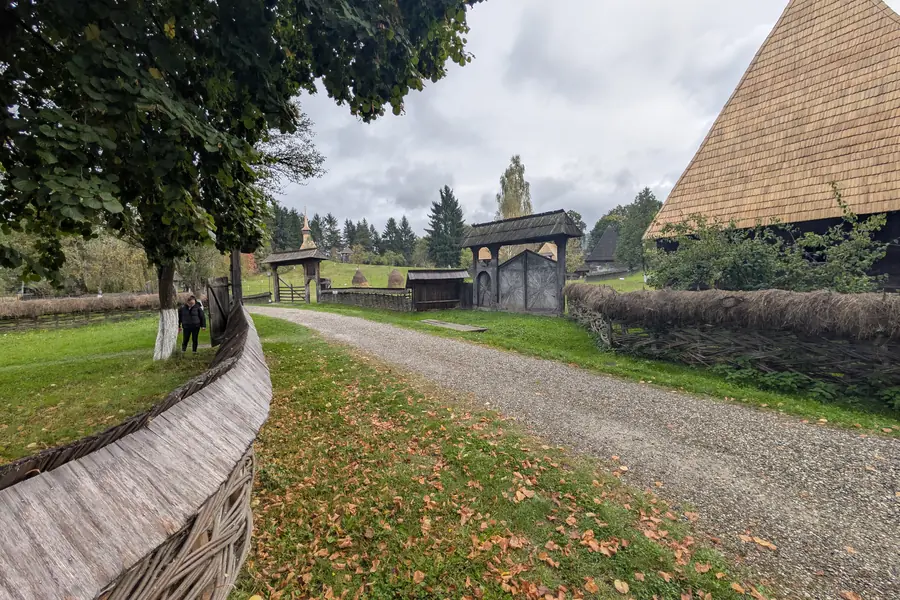 Muzeul Satului Maramureșean din Sighetu Marmației — case tradiționale din lemn în muzeu în aer liber