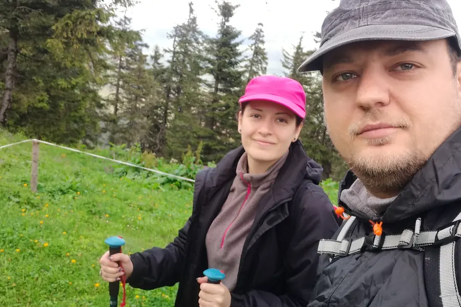 Bogdan si Claudia urcand la Piatra Singuratica , Hasmasul Mare