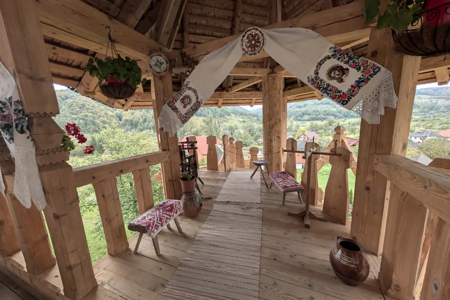 Obiecte tradiționale maramureșene expuse la Mănăstirea Bârsana din Maramureș