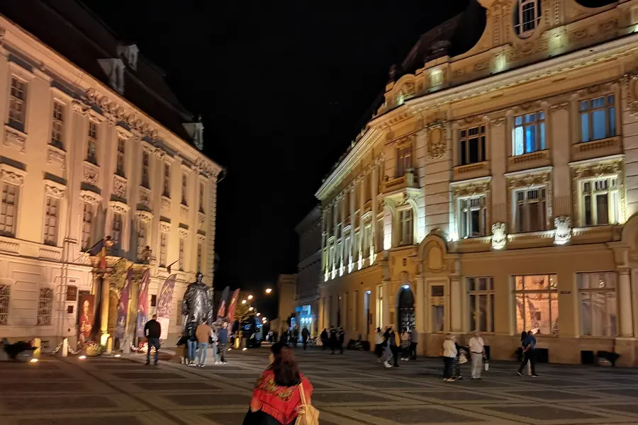 Statuia lui Samuel von Brukenthal în fața Palatului Brukenthal din Piața Mare Sibiu