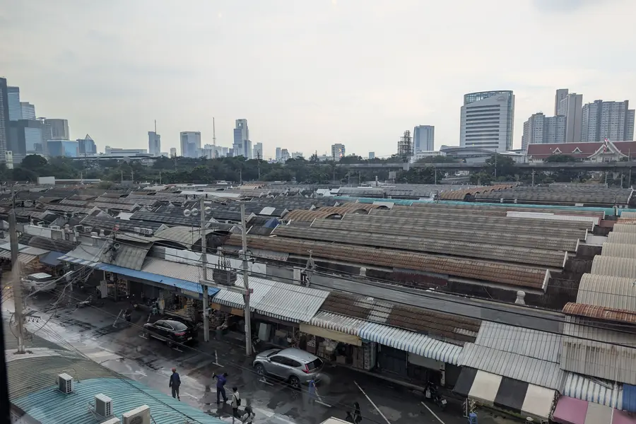 Chatuchak Weekend Market — Ghid complet: ce să cumperi, cum ajungi și cum supraviețuiești 1 Aleile aglomerate din Chatuchak Weekend Market Bangkok — cea mai mare piață în aer liber din lume