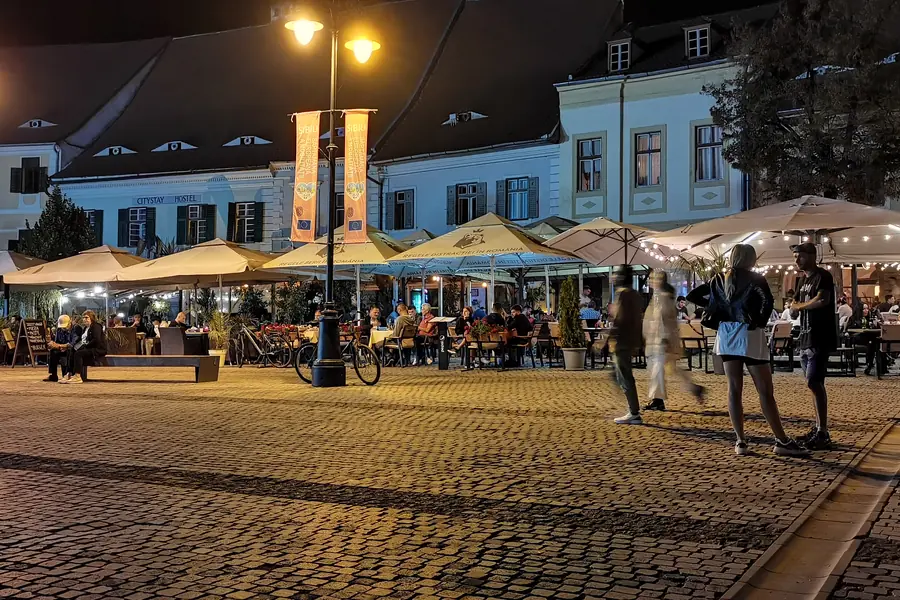 Stradă pitorească din centrul vechi al Sibiului — arhitectură medievală și atmosferă boemă