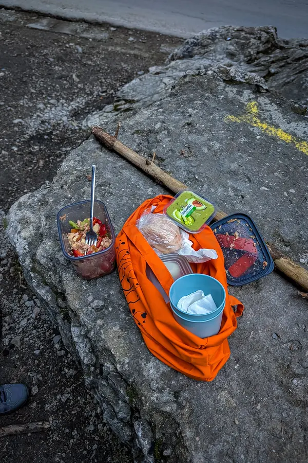 Picnic la pachet pe munte la intrarea spre Podul Suspendat din Cheile Bicazului
