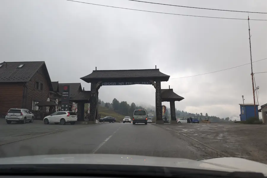 Poartă maramureșeană sculptată tradițional — detaliu arhitectură rurală autentică, Maramureș