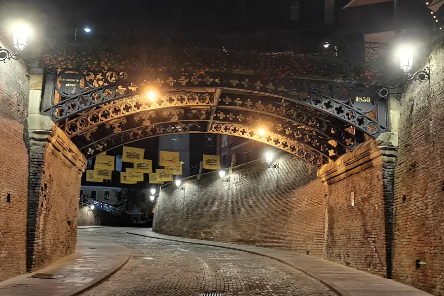Podul Minciunilor din Sibiu — primul pod de fontă din România, între Piața Mică și Piața Huet