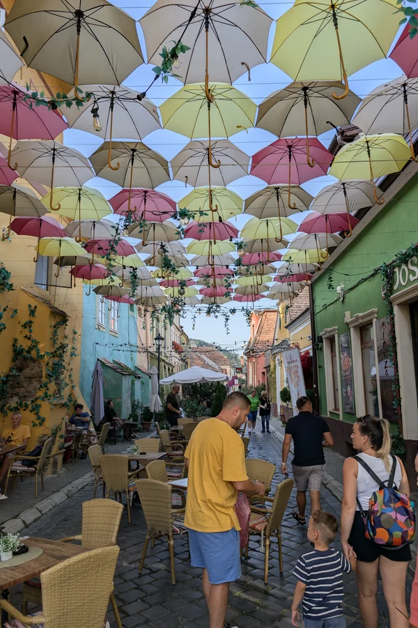 Strada cu umbrele frumoase decorată, Sighișoara