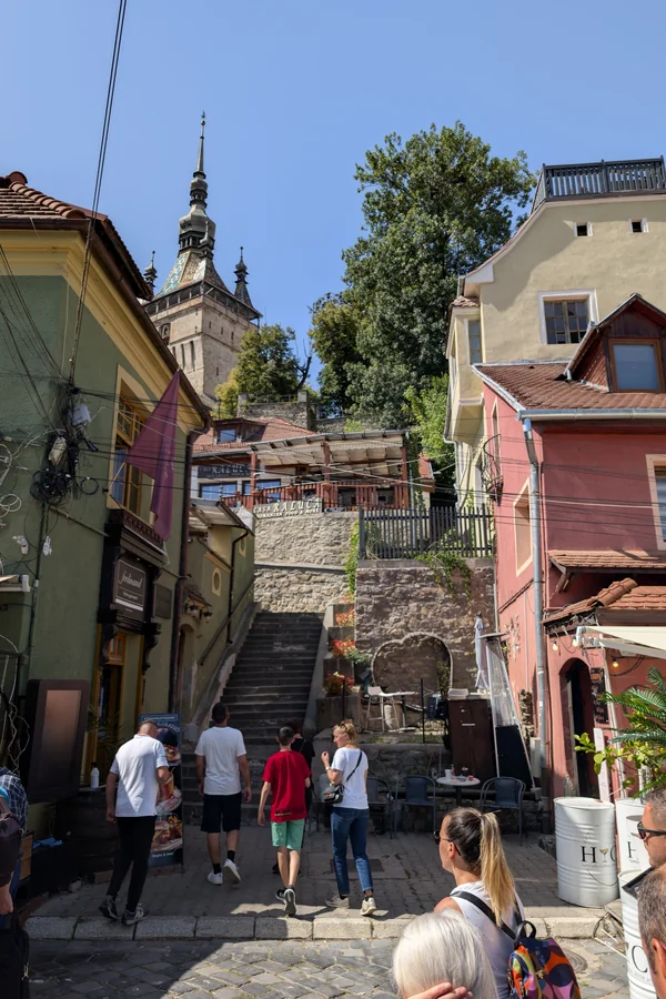 Vedere de jos spre turnul cu ceas, Sighisoara