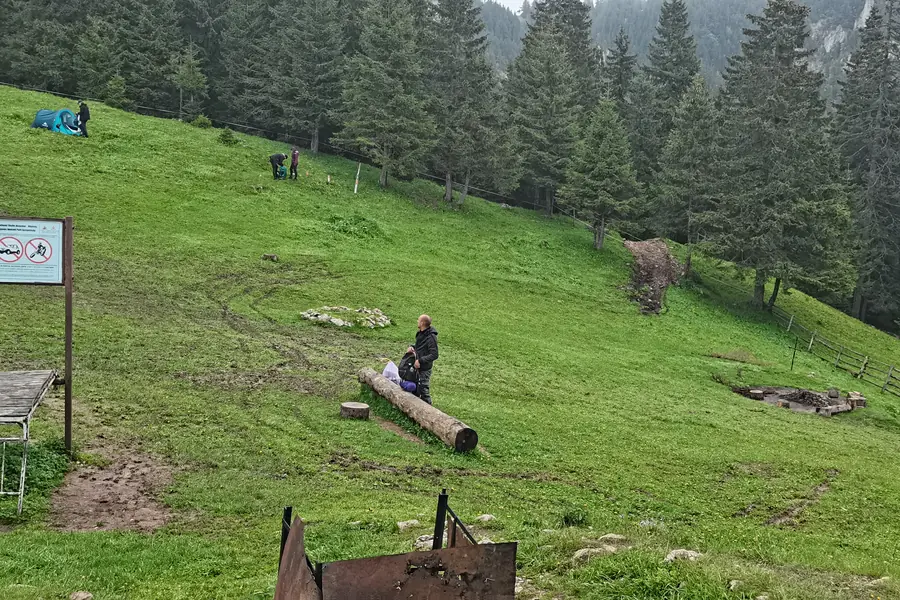 turisti pe Piatra Singuratică