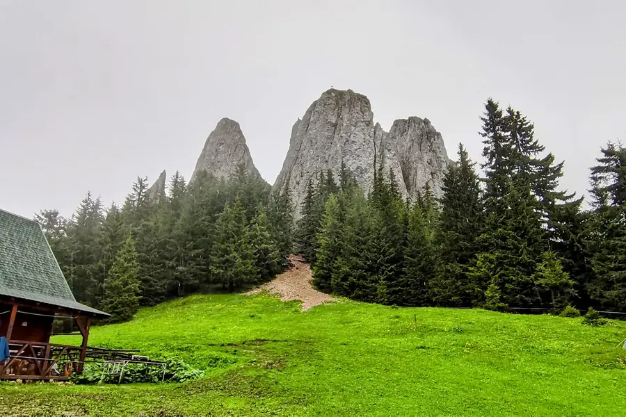 Postcard cu vârful Piatra Singuratică