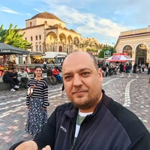 Bogdan și Claudia în Piata Monastiraki din Atena