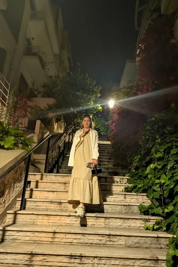 Claudia în drum spre Dealul Lycabettus