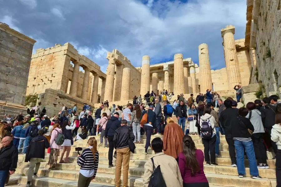 Scările care urcă spre Acropole, pline de turiști