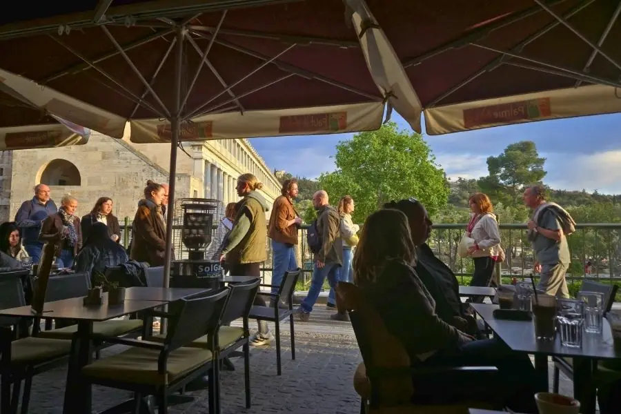 Cină în piața monastiraki din Atena cu vedere la Acropole