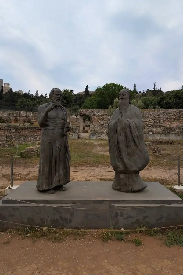 Socrate și Confucius situați în Agora Antică din Atena
