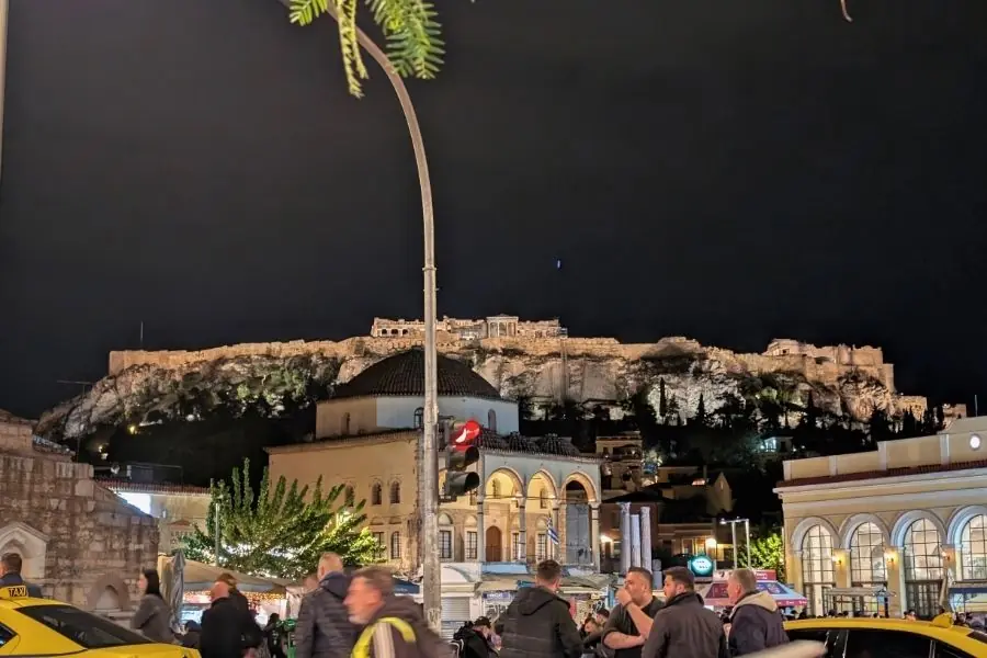 Vedere nocturnă asupra Acropolei din Atena, Grecia