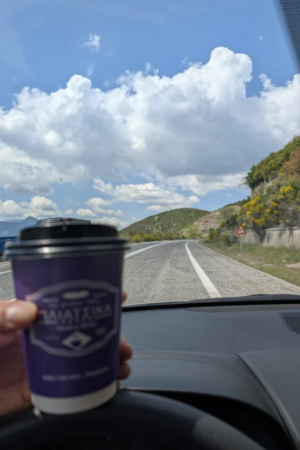 O cafea grecească în mașina închiriată pe drumul spre Meteora