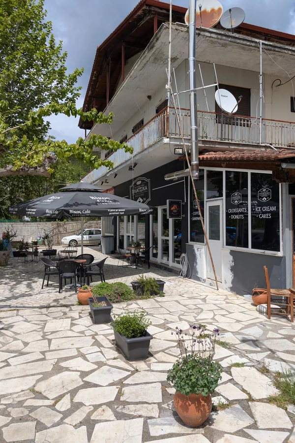 Cafenea tradițională cu terasă, Grecia - Mașină de închiriat în Salonic