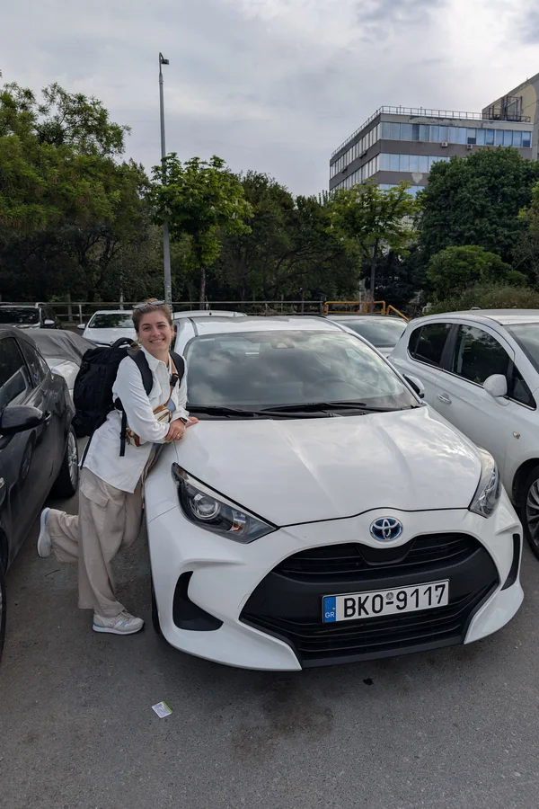 Claudia cu mașina închiriată Toyota Yaris Hybrid în Salonic, Grecia